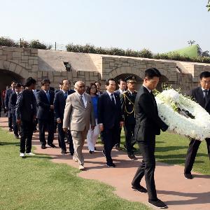 정세균 의장, 인도 간디 추모공원 찾아 헌화 - 정세균 국회의장