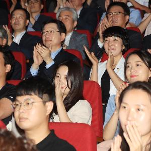 김경수 도지사, 대한민국연극제 대통령상 수상작 관람