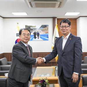 “부산서 한반도 평화와 남북협력 새 시대를 열겠다” 김정은위원장 초청‧남북단일탁구팀‧남부권 통일미래센터 제안